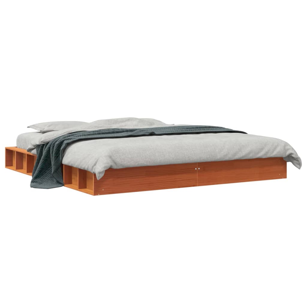 Sängram utan madrass vaxbrun 200x200 cm massiv furu